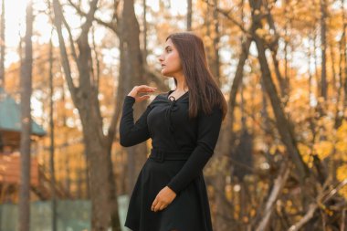 Açık havada güneşli bir sonbahar tatili yapan güzel Hintli genç bir kadının portresi. Z jenerasyonu ve Z jenerasyonu kavramı. Sonbahar Sezonu.
