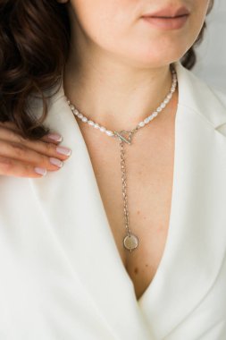 Lüks mücevherleri olan kadınlar. Alışılmadık ve zarif bir kolye. Kristalli güzel kolyeyi yakından çek. Kadın Aksesuarları