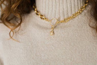 Altın kolyeli, modern altın kolyeli kadın..