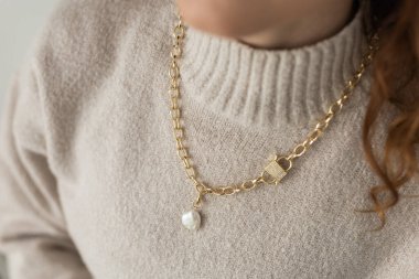 İnci kolyeli, modern altın kolyeli kadın..