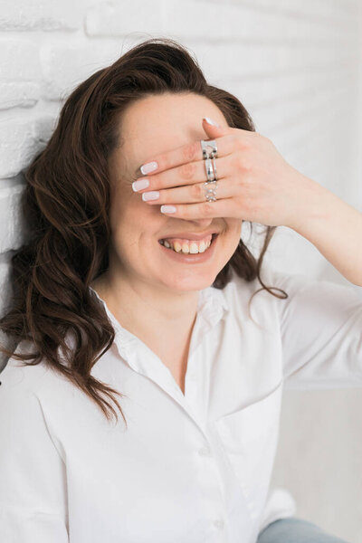 Женская ювелирная концепция. Женские руки закрываются носить кольца и ожерелье современные аксессуары элегантный образ жизни.