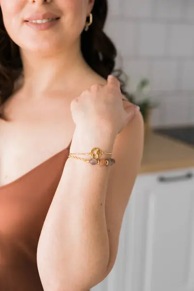 Närbild Kvinna Bär Vackra Lyxringar Och Armband Handgjorda Smycken Och — Stockfoto