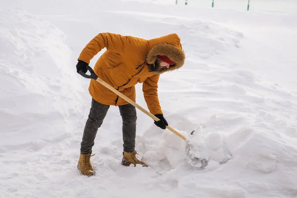 Hombre Quitando Nieve Hielo Acera Frente Casa Temporada Invierno —  Fotos de Stock