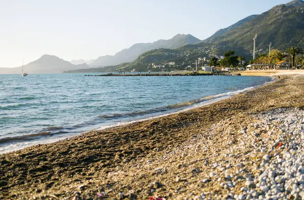 Karadağ 'ın Bar City' deki Adriyatik sahili. Yaz seyahati ve tatil