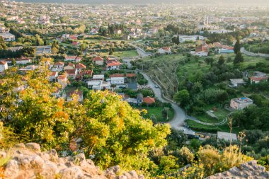 Karadağ 'ın Barının camisi ve panoramik şehir manzarası, hava manzarası.