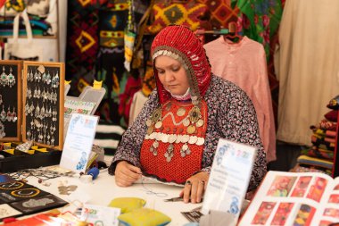 UFA, RUSSIA - 10 Temmuz 2021: Bashkir kadını Ufa 'da Folkloriada sırasında halı yaptı