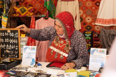 UFA, RUSSIA - 10 Temmuz 2021: Bashkir kadını Ufa 'da Folkloriada sırasında halı yaptı