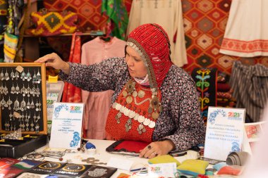 UFA, RUSSIA - 10 Temmuz 2021: Bashkir kadını Ufa 'da Folkloriada sırasında halı yaptı