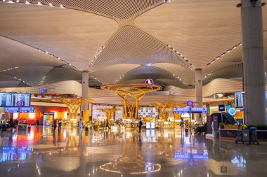 ISTANBUL, TURKEY - 09 Ağustos 2022: Yeni Uluslararası İstanbul Havalimanı 'nın uluslararası kalkış terminalindeki gümrüksüz mağazalar ve mağazalar manzarası