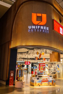 ISTANBUL, TURKEY - 09 Ağustos 2022: Yeni Uluslararası İstanbul Havalimanı 'nın uluslararası kalkış terminalindeki gümrüksüz mağazalar ve mağazalar manzarası