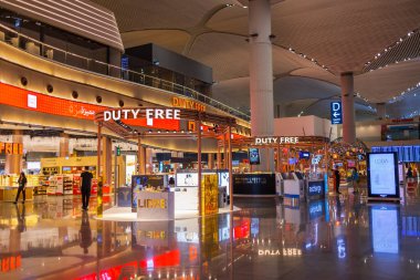 ISTANBUL, TURKEY - 09 Ağustos 2022: Yeni Uluslararası İstanbul Havalimanı 'nın uluslararası kalkış terminalindeki gümrüksüz mağazalar ve mağazalar manzarası