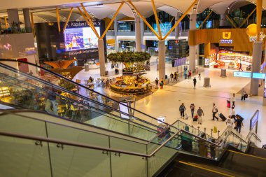 ISTANBUL, TURKEY - 09 Ağustos 2022: Yeni Uluslararası İstanbul Havalimanı 'nın uluslararası kalkış terminalindeki gümrüksüz mağazalar ve mağazalar manzarası