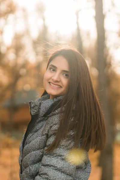 Açık havada güneşli bir sonbahar tatili yapan güzel Hintli genç bir kadının portresi. Z jenerasyonu ve Z jenerasyonu kavramı. Sonbahar Sezonu.