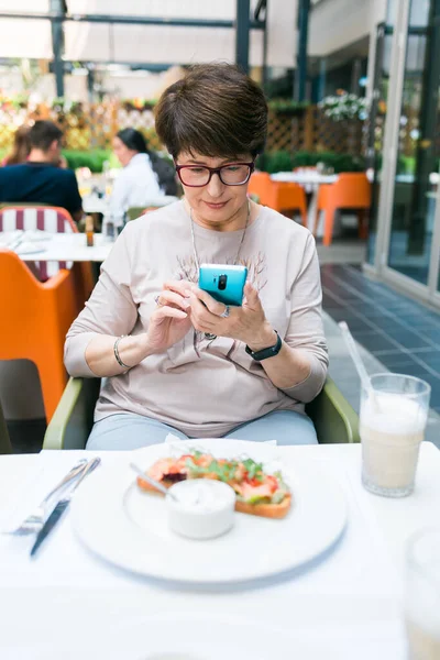 Mujer Madura Europea Sentada Mesa Terraza Del Restaurante Bebiendo Cóctel —  Fotos de Stock