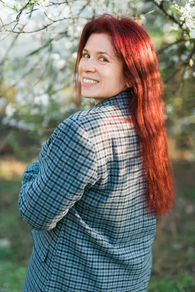 Schöne Junge Frau Mit Rotem Haar Der Nähe Blühender Frühlingsbäume Stockbild