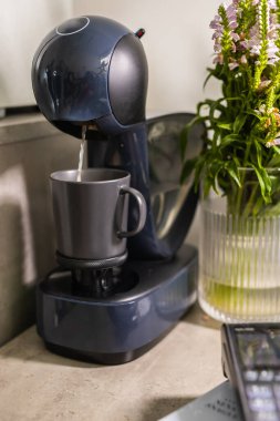 Kahve makinesinden dökülen espresso yakın plan. Profesyonel kahve demleme..