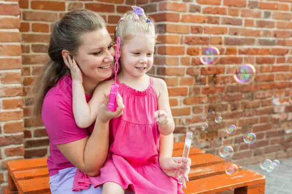 Matka Trzyma Bawić Się Jej Dziecko Aparatów Słuchowych Implantów Ślimakowych — Zdjęcie stockowe