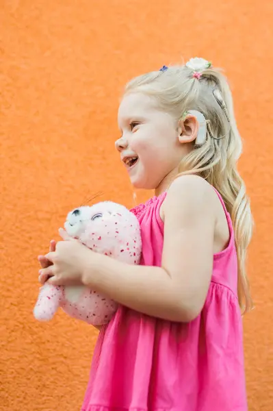 Dziecko Dziewczyna Spacery Zabawy Świeżym Powietrzu Implantem Ślimakowym Głowie Koncepcja — Zdjęcie stockowe