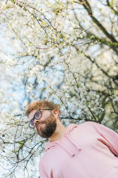 Tampan Pria Luar Ruangan Potret Pada Latar Belakang Bunga Sakura — Stok Foto