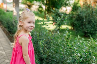 Çocuk koklear implant sistemiyle yürüyor. Çocuk kulağına işitme duyusunu geri getirmek için koklear implant yerleştirilmiş. Çocuk duyduktan sonra normale dönüyor. Çeşitlilik içerme