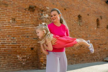 Koklear implantı olan kız çocuğu annesiyle dışarıda vakit geçiriyor. Duyma bozukluğu ve sağır toplum kavramı. Sağır ve sağlık konsepti. Çeşitlilik ve kapsama. Boşluğu kopyala.