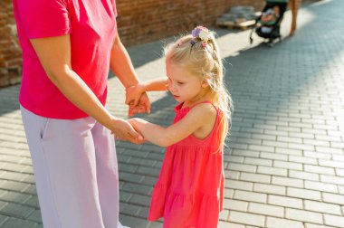 Anne, işitme cihazları ve koklear implantlarla yaz tatilinde çocuğunu kucağına alıp eğlendiriyor. Sağır ve sağlık konsepti. Çeşitlilik ve kapsama. Boşluğu kopyala.
