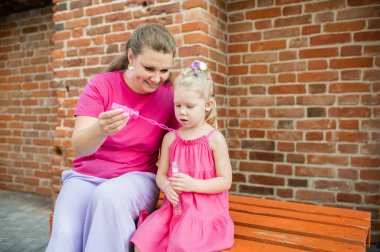 Koklear implantı olan kız çocuğu annesiyle dışarıda vakit geçiriyor. Duyma bozukluğu ve sağır toplum kavramı. Sağır ve sağlık konsepti. Çeşitlilik ve kapsama. Boşluğu kopyala.
