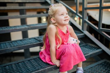 İşitme sorunu olan ve koklear implant dansı yapan bir çocuk sağır çocuk duymaya başladı. Çocukluk ve tedavi kavramlarında işitme kaybı. Metin için boşluk ve boşluk kopyala.