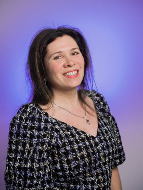 Mor arka planda izole edilmiş örülü elbise giyen güzel, güzel ve neşeli bir kadının portresi. Mutlu duygular ve kazanmak.