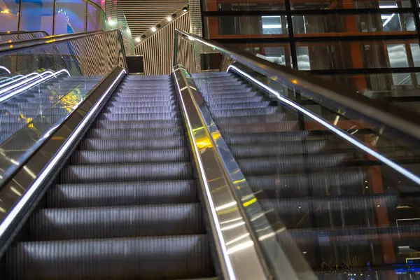 Modern Luxus Mozgólépcsők Lépcsőházzal Repülőtéren Stock Kép