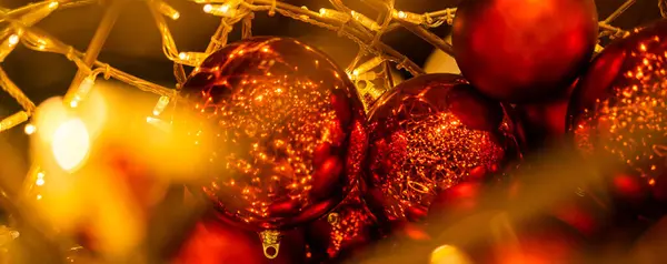 Κόκκινα Λαμπερά Χριστουγεννιάτικα Μπαλάκια Γιρλάντες Από Κοντά Διακόσμηση Γιορτών Και Φωτογραφία Αρχείου