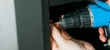 Usta rafı kapatmak için kablosuz tornavida kullanıyor - ev geliştirme