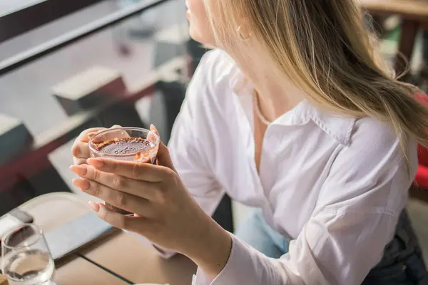 Gen Femme Blonde Boit Chocolat Chaud Dans Café Été Savoureux Images De Stock Libres De Droits