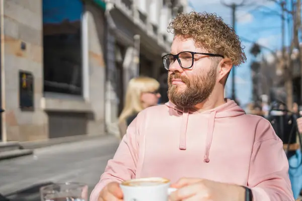 Молодой Бородатый Мужчина Завтракает Столом Уличного Кафе Весной Пьет Теплый Стоковая Картинка