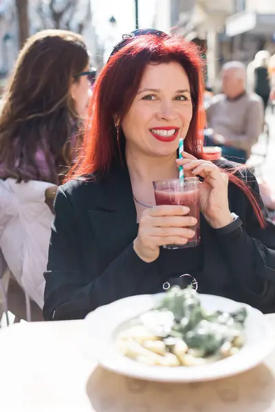 Belle Femme Heureuse Aux Longs Cheveux Roux Profitant Cocktail Dans Image En Vente
