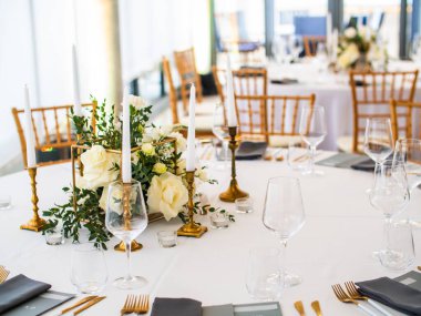 Lüks, zarif düğün resepsiyon masası düzenlemesi, çiçek süsü.