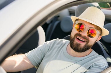 Güzel manzaralı, beyaz, üstü açık bir arabada oturan mutlu kadın.