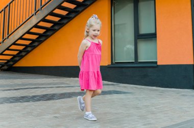 Çocuk koklear implant sistemiyle yürüyor. Çocuk kulağına işitme duyusunu geri getirmek için koklear implant yerleştirilmiş. Çocuk duyduktan sonra normale dönüyor. Çeşitlilik içerme