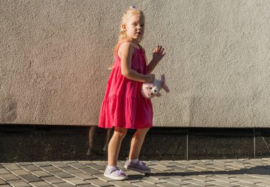 İşitme sorunu olan ve koklear implant dansı yapan bir çocuk sağır çocuk duymaya başladı. Çocukluk ve tedavi kavramlarında işitme kaybı. Metin için boşluk ve boşluk kopyala.