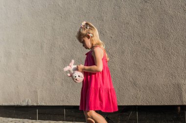 Koklear implantı olan komik bir bebek dışarıda dolaşıyor. İşitme cihazı ve tıp teknolojiyi yeniliyordu. Çeşitlilik ve kapsama. Boşluğu kopyala.