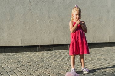 İşitme sorunu olan ve koklear implant dansı yapan bir çocuk sağır çocuk duymaya başladı. Çocukluk ve tedavi kavramlarında işitme kaybı. Metin için boşluk ve boşluk kopyala.