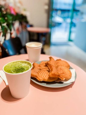 Japon tatlısı. Dondurma yerine taze pişmiş balık şekilli waffle. Kış ve Noel tatili tatlısı