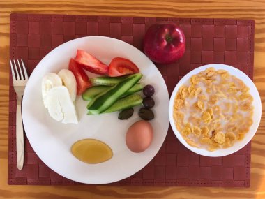 Yumurtalı, peynirli ve sütlü tahıllı sağlıklı sebze..