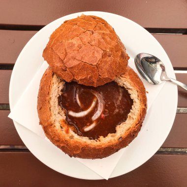 Gulaş ya da kalın çorba ekmeğin üstünde servis edilir. Çek geleneksel mutfağı