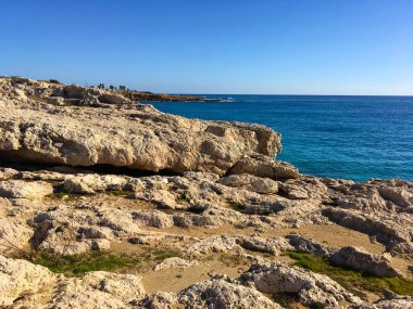 Kıbrıs 'ın Ayia Napa kentindeki Cape Greco yakınlarında kayalık bir sahil. Ulusal Orman Parkı.