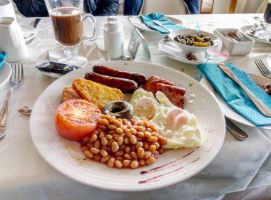 Açık bir kafede tam bir İngiliz kahvaltısı..