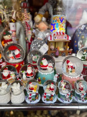 Noel heykelcikleri ve şenlikli kış süslemeleri. Noel için vitrinler. İndirim ve teklifler. Xmas pazarı.