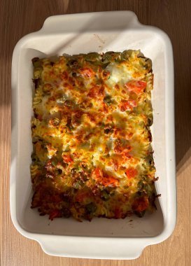 Yakın plan ev yapımı, erimiş peynir ve sebzeli makarna güveci. Sağlıklı bir yemek için İtalyan mutfağı.