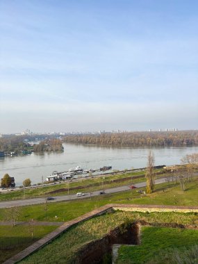 Belgrad 'daki Sava nehri, sonbahar mevsiminde nehir tekne ve restoranlara bakıyorum.