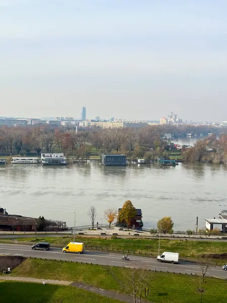 Belgrad 'daki Sava nehri, sonbahar mevsiminde nehir tekne ve restoranlara bakıyorum.